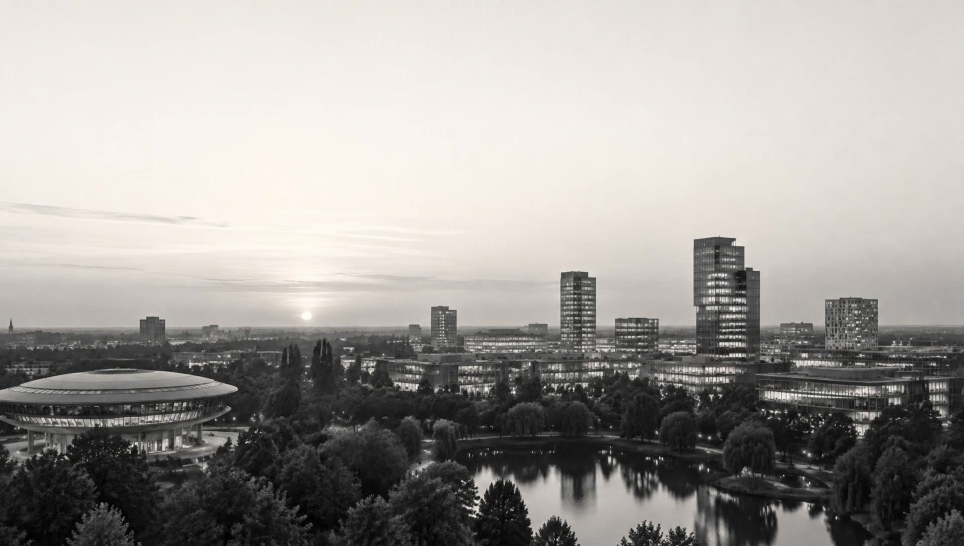 Brainport Eindhoven met de Evoluon bij zonsondergang
